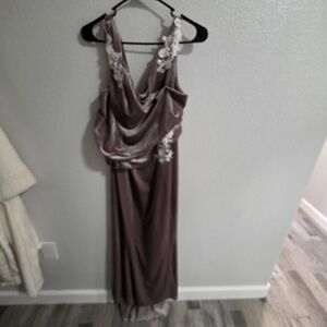 Elegant Velvet Dress in Soft Gray